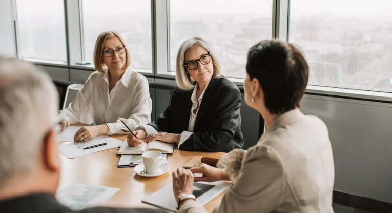 ¿Cómo se evalúa la eficacia del sistema de control en las organizaciones?